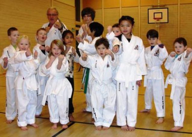 Lærer seg disiplin med taekwondo - thumbnail