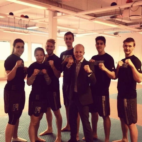 Fredrik Bjertnæs fra Fighter sammen med landslaget i taekwondo kamp, her med nytt treningstøy sponset av Fighter. 