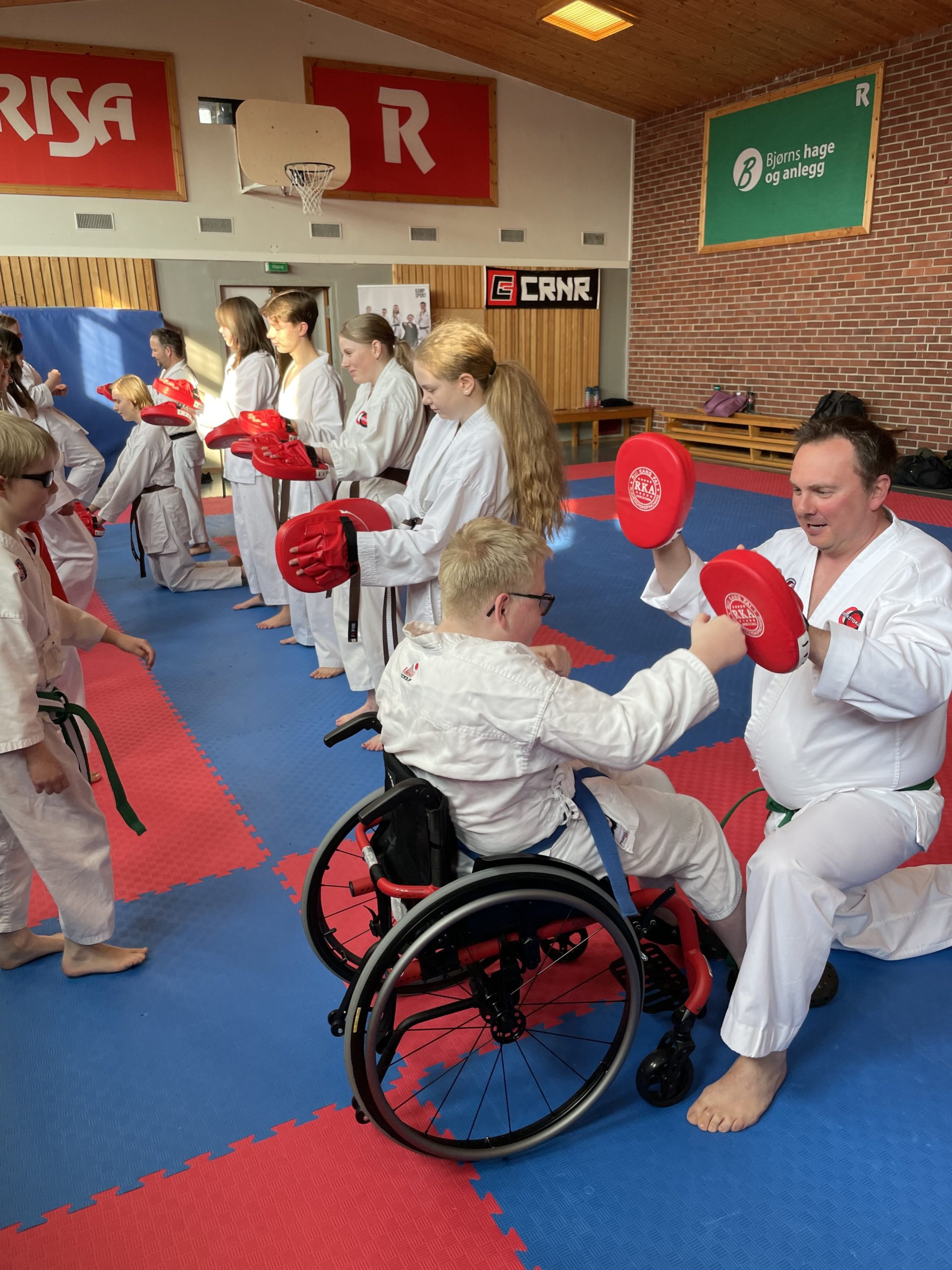 Store smil og mye latter på åpen trening!