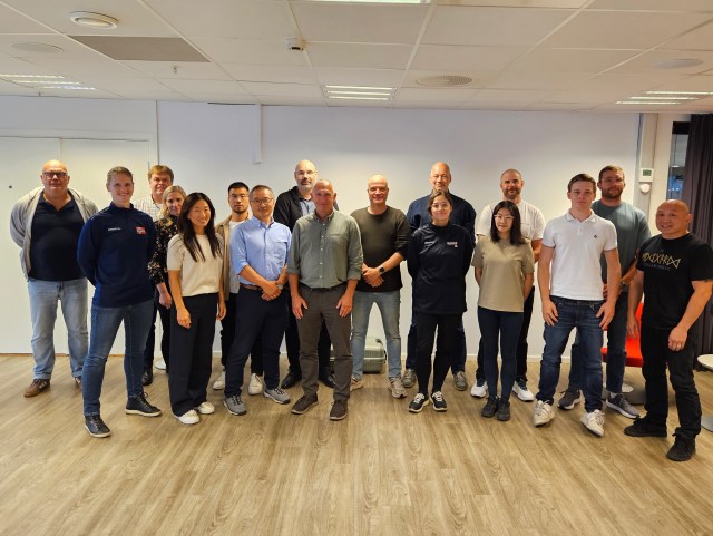 I helgen samlet vi dommere og dommerledere fra ITF, Fullkontakt, MMA, Kendo, WT, Wushu og Shobu Ippon til en helg med inspirasjon, erfaringsdeling og gode diskusjoner! 🙌🏼
Sammen med tidligere toppdommer Tom Henning Øvrebø sto dommerutvikling i fokus. Hvordan gir vi nye og unge dommere en trygg og god start? Hvordan bygger vi gode dommermiljøer? Og hvordan får vi flere til å bli dommere – og fortsette i rollen?
Gjennom gruppearbeid og diskusjoner fikk deltakerne dele erfaringer fra sine egne idretter, samtidig som de kunne lære av hverandre på tvers av grenene.
En lærerik helg med mange gode samtaler og ideer vi tar med oss videre i arbeidet med å utvikle dommermiljøene våre!🤩
Takk til alle som deltok!