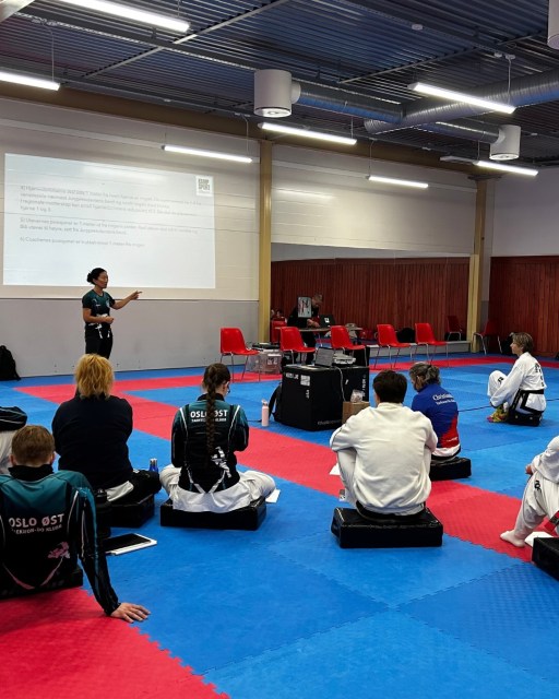 Lørdag 19. september ble det gjennomført dommerkurs i Taekwon-do ITF i Oppsal Arena, samtidig som det ble arrangert dommersamling for NM og Østlandscupen som arrangeres i høst!🥋

– Det gikk kjempebra i helgen! Folk var veldig aktive og ivrige på å lære. Veldig gøy at det var så mange på kurs. Jeg fikk veldig god hjelp av Markus Larsen, som satte opp Sportdata og André Roshan som assisterte med veiledning på kurset, sier Camilla Melhus Rolstad. 

Les mer på kampsport.no👈🏼